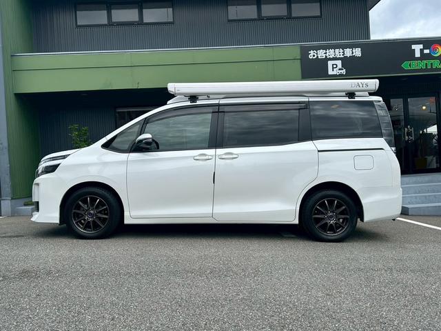 ヴォクシー ホワイトハウス　ＤＡＹＳ　ポップアップルーフ　スイベルシート（回転シート）／電動オーニング／サブバッテリー／電子レンジ／１５００Ｗインバーター／ＦＦヒーター／シンク／走行充電／外部電源／サブナビ切替スイッチ／セーフティーセンス／パワスラ／（27枚目）