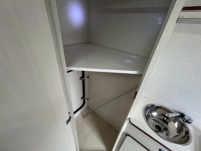 タウンエーストラック かーいんてりあ高橋 ネオユーロスライドアウト ライトキャブコン/FFヒーター/1500Wインバーター/マックスファン/サイドオーニング/マルチルーム/ツインサブバッテリー/シンク/冷蔵庫/リアTV/電圧計/カロッツェリア製ナビ/ETC/ドラレコ(10枚目)