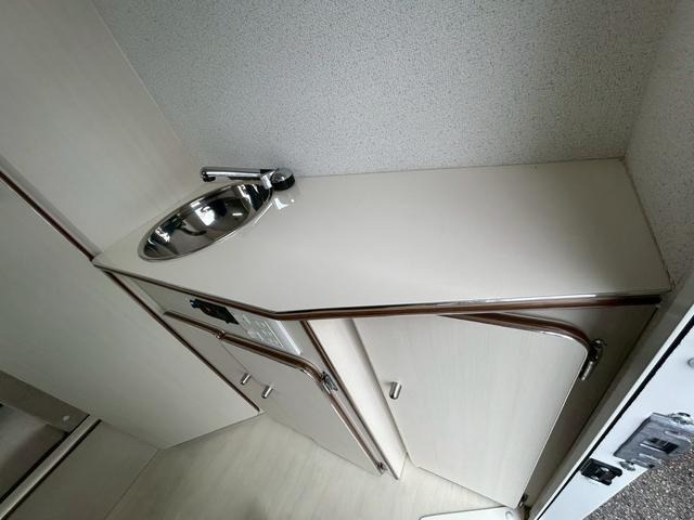 タウンエーストラック かーいんてりあ高橋 ネオユーロスライドアウト ライトキャブコン/FFヒーター/1500Wインバーター/マックスファン/サイドオーニング/マルチルーム/ツインサブバッテリー/シンク/冷蔵庫/リアTV/電圧計/カロッツェリア製ナビ/ETC/ドラレコ(11枚目)