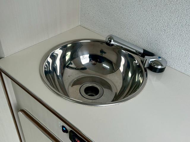 タウンエーストラック かーいんてりあ高橋 ネオユーロスライドアウト ライトキャブコン/FFヒーター/1500Wインバーター/マックスファン/サイドオーニング/マルチルーム/ツインサブバッテリー/シンク/冷蔵庫/リアTV/電圧計/カロッツェリア製ナビ/ETC/ドラレコ(12枚目)