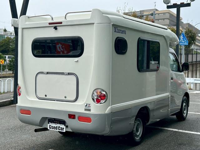 ライトエーストラック AZ-MAX エム・ホルーヴァ ポップアップ ライトキャブコン/常設リアベッド/FFヒーター/FFヒーター高地用スイッチ/1500Wインバーター/ツインサブバッテリー/シンク/冷蔵庫/サイドオーニング/走行充電/外部充電/外部電源/ナビ/ETC/(3枚目)