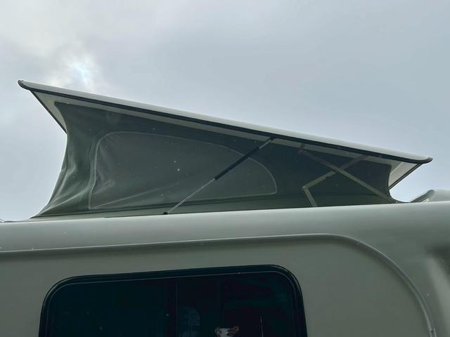 ライトエーストラック AZ-MAX エム・ホルーヴァ ポップアップ ライトキャブコン/常設リアベッド/FFヒーター/FFヒーター高地用スイッチ/1500Wインバーター/ツインサブバッテリー/シンク/冷蔵庫/サイドオーニング/走行充電/外部充電/外部電源/ナビ/ETC/(4枚目)