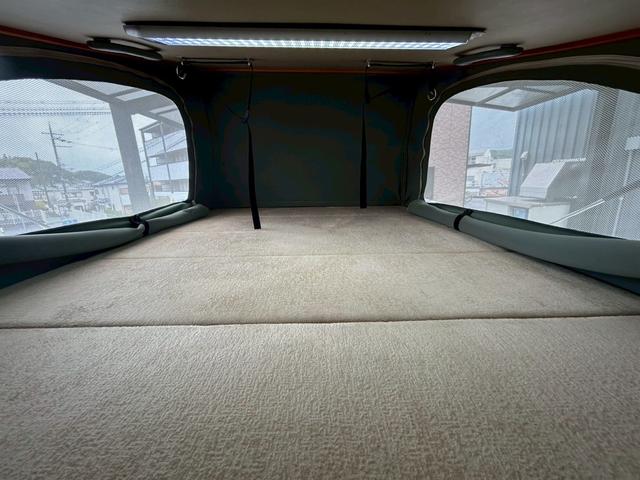 ライトエーストラック AZ-MAX エム・ホルーヴァ ポップアップ ライトキャブコン/常設リアベッド/FFヒーター/FFヒーター高地用スイッチ/1500Wインバーター/ツインサブバッテリー/シンク/冷蔵庫/サイドオーニング/走行充電/外部充電/外部電源/ナビ/ETC/(5枚目)