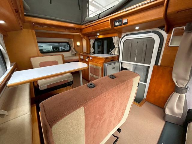 ライトエーストラック AZ-MAX エム・ホルーヴァ ポップアップ ライトキャブコン/常設リアベッド/FFヒーター/FFヒーター高地用スイッチ/1500Wインバーター/ツインサブバッテリー/シンク/冷蔵庫/サイドオーニング/走行充電/外部充電/外部電源/ナビ/ETC/(8枚目)