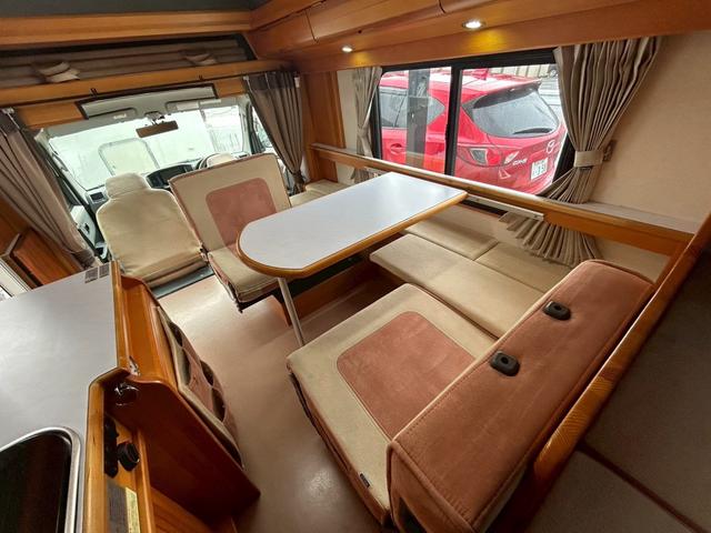 ライトエーストラック AZ-MAX エム・ホルーヴァ ポップアップ ライトキャブコン/常設リアベッド/FFヒーター/FFヒーター高地用スイッチ/1500Wインバーター/ツインサブバッテリー/シンク/冷蔵庫/サイドオーニング/走行充電/外部充電/外部電源/ナビ/ETC/(9枚目)