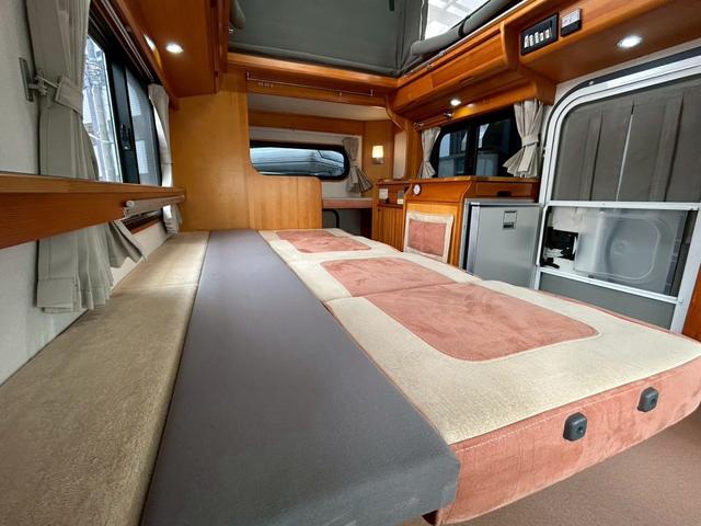 ライトエーストラック AZ-MAX エム・ホルーヴァ ポップアップ ライトキャブコン/常設リアベッド/FFヒーター/FFヒーター高地用スイッチ/1500Wインバーター/ツインサブバッテリー/シンク/冷蔵庫/サイドオーニング/走行充電/外部充電/外部電源/ナビ/ETC/(13枚目)