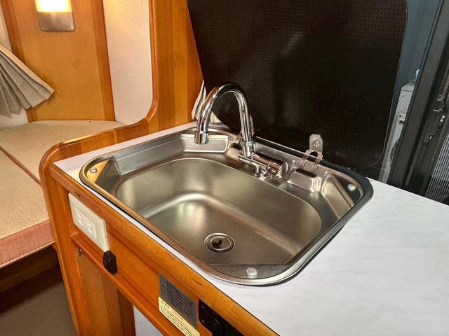 ライトエーストラック AZ-MAX エム・ホルーヴァ ポップアップ ライトキャブコン/常設リアベッド/FFヒーター/FFヒーター高地用スイッチ/1500Wインバーター/ツインサブバッテリー/シンク/冷蔵庫/サイドオーニング/走行充電/外部充電/外部電源/ナビ/ETC/(15枚目)