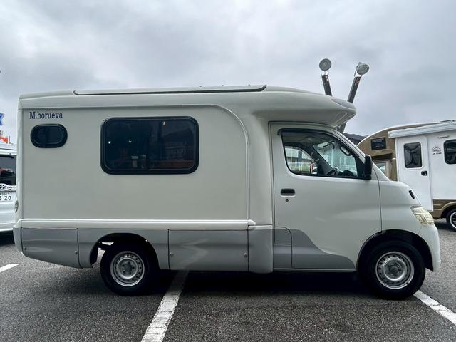 ライトエーストラック AZ-MAX エム・ホルーヴァ ポップアップ ライトキャブコン/常設リアベッド/FFヒーター/FFヒーター高地用スイッチ/1500Wインバーター/ツインサブバッテリー/シンク/冷蔵庫/サイドオーニング/走行充電/外部充電/外部電源/ナビ/ETC/(30枚目)