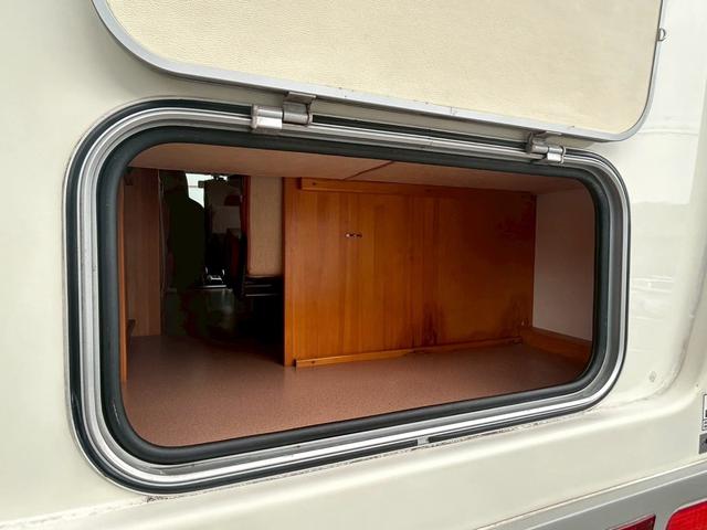 ライトエーストラック AZ-MAX エム・ホルーヴァ ポップアップ ライトキャブコン/常設リアベッド/FFヒーター/FFヒーター高地用スイッチ/1500Wインバーター/ツインサブバッテリー/シンク/冷蔵庫/サイドオーニング/走行充電/外部充電/外部電源/ナビ/ETC/(38枚目)