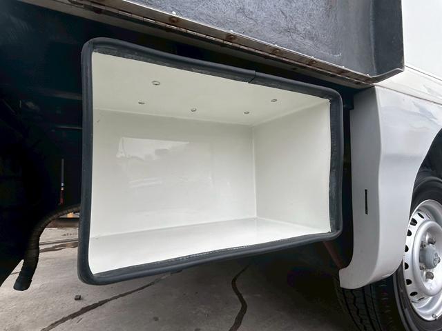 ライトエーストラック AZ-MAX エム・ホルーヴァ ポップアップ ライトキャブコン/常設リアベッド/FFヒーター/FFヒーター高地用スイッチ/1500Wインバーター/ツインサブバッテリー/シンク/冷蔵庫/サイドオーニング/走行充電/外部充電/外部電源/ナビ/ETC/(39枚目)