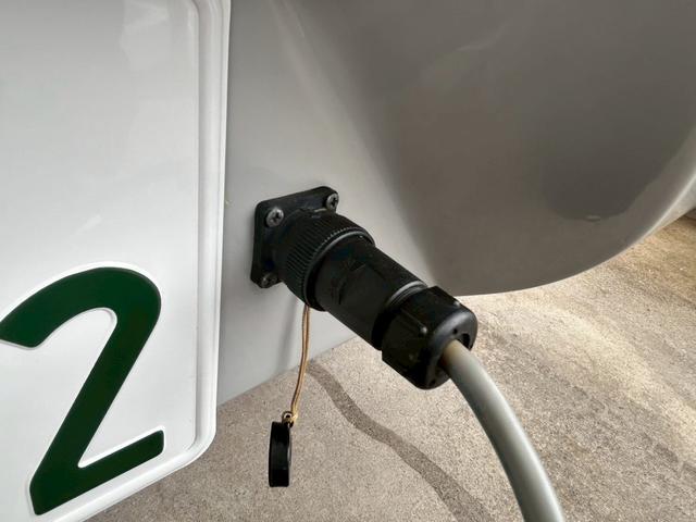 ライトエーストラック AZ-MAX エム・ホルーヴァ ポップアップ ライトキャブコン/常設リアベッド/FFヒーター/FFヒーター高地用スイッチ/1500Wインバーター/ツインサブバッテリー/シンク/冷蔵庫/サイドオーニング/走行充電/外部充電/外部電源/ナビ/ETC/(41枚目)