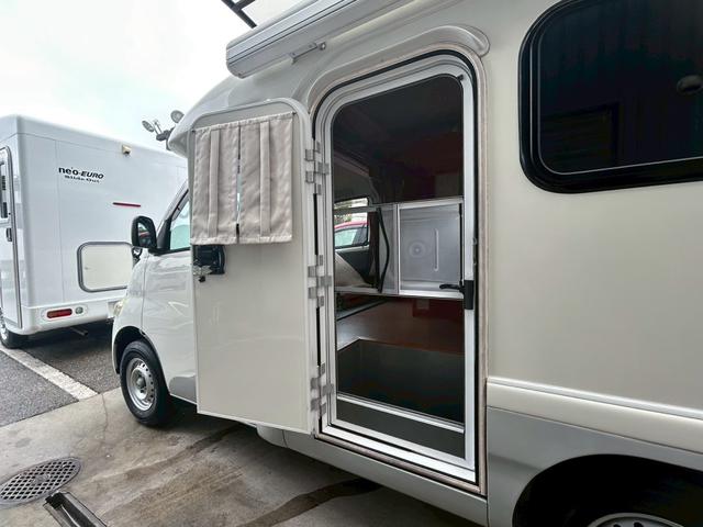 ライトエーストラック AZ-MAX エム・ホルーヴァ ポップアップ ライトキャブコン/常設リアベッド/FFヒーター/FFヒーター高地用スイッチ/1500Wインバーター/ツインサブバッテリー/シンク/冷蔵庫/サイドオーニング/走行充電/外部充電/外部電源/ナビ/ETC/(42枚目)