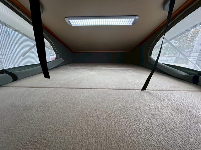 ライトエーストラック AZ-MAX エム・ホルーヴァ ポップアップ ライトキャブコン/常設リアベッド/FFヒーター/FFヒーター高地用スイッチ/1500Wインバーター/ツインサブバッテリー/シンク/冷蔵庫/サイドオーニング/走行充電/外部充電/外部電源/ナビ/ETC/(62枚目)