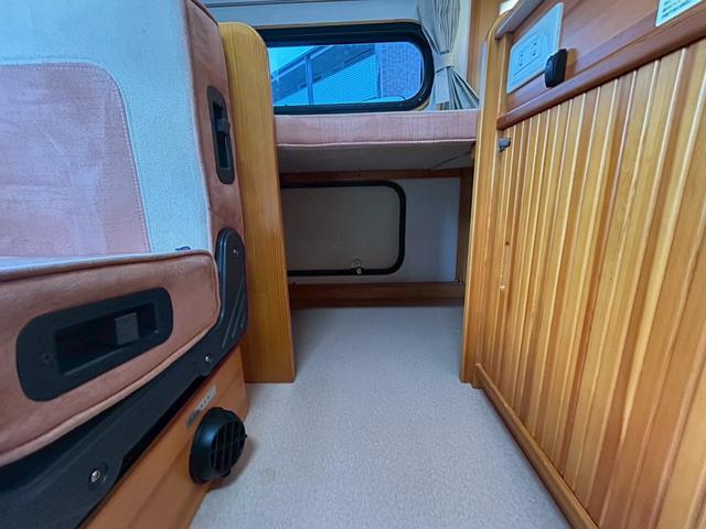 ライトエーストラック AZ-MAX エム・ホルーヴァ ポップアップ ライトキャブコン/常設リアベッド/FFヒーター/FFヒーター高地用スイッチ/1500Wインバーター/ツインサブバッテリー/シンク/冷蔵庫/サイドオーニング/走行充電/外部充電/外部電源/ナビ/ETC/(66枚目)