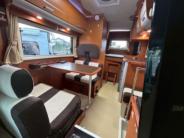 カムロード ナッツRV クレア5.3X ワンオーナー/常設リアWベッド/マルチルーム/FFヒーター/90L冷蔵庫/リアクーラー/ソーラーパネル/マックスファン/ツインサブバッテリー/社外15インチAW/電動調整ミラー/ミラーヒーター/(4枚目)