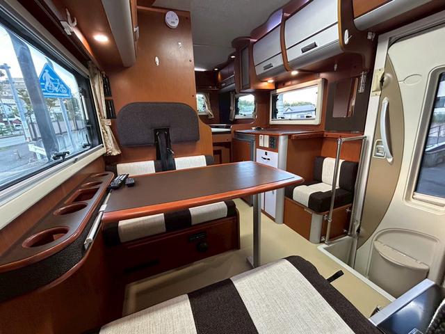 カムロード ナッツRV クレア5.3X ワンオーナー/常設リアWベッド/マルチルーム/FFヒーター/90L冷蔵庫/リアクーラー/ソーラーパネル/マックスファン/ツインサブバッテリー/社外15インチAW/電動調整ミラー/ミラーヒーター/(5枚目)