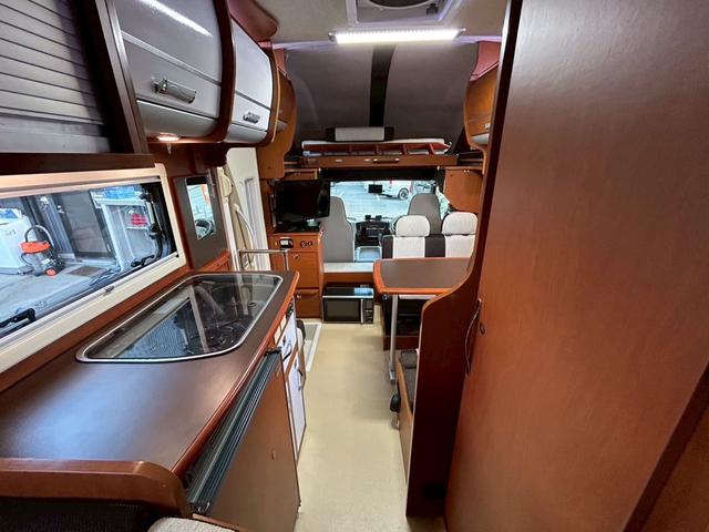 カムロード ナッツRV クレア5.3X ワンオーナー/常設リアWベッド/マルチルーム/FFヒーター/90L冷蔵庫/リアクーラー/ソーラーパネル/マックスファン/ツインサブバッテリー/社外15インチAW/電動調整ミラー/ミラーヒーター/(7枚目)