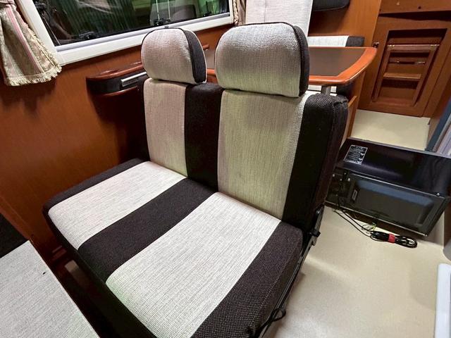 カムロード ナッツRV クレア5.3X ワンオーナー/常設リアWベッド/マルチルーム/FFヒーター/90L冷蔵庫/リアクーラー/ソーラーパネル/マックスファン/ツインサブバッテリー/社外15インチAW/電動調整ミラー/ミラーヒーター/(8枚目)