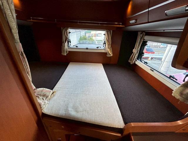 カムロード ナッツRV クレア5.3X ワンオーナー/常設リアWベッド/マルチルーム/FFヒーター/90L冷蔵庫/リアクーラー/ソーラーパネル/マックスファン/ツインサブバッテリー/社外15インチAW/電動調整ミラー/ミラーヒーター/(10枚目)
