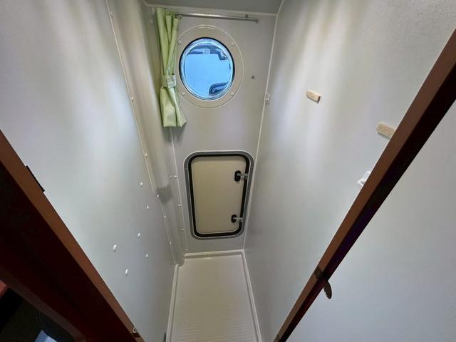 カムロード ナッツRV クレア5.3X ワンオーナー/常設リアWベッド/マルチルーム/FFヒーター/90L冷蔵庫/リアクーラー/ソーラーパネル/マックスファン/ツインサブバッテリー/社外15インチAW/電動調整ミラー/ミラーヒーター/(12枚目)