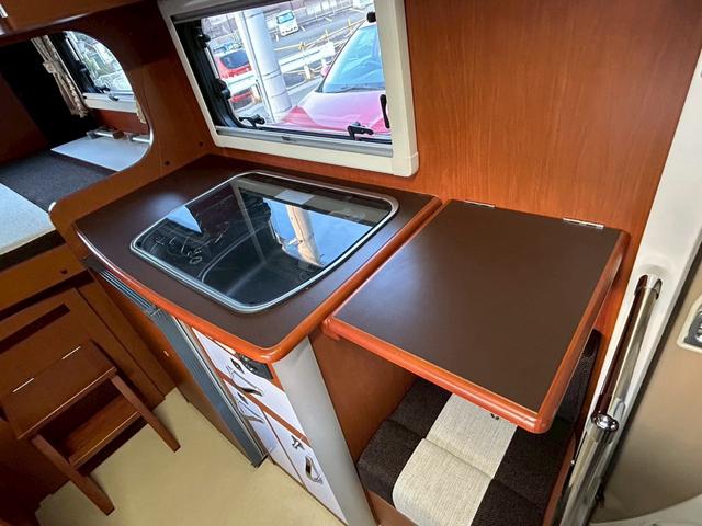 カムロード ナッツRV クレア5.3X ワンオーナー/常設リアWベッド/マルチルーム/FFヒーター/90L冷蔵庫/リアクーラー/ソーラーパネル/マックスファン/ツインサブバッテリー/社外15インチAW/電動調整ミラー/ミラーヒーター/(13枚目)
