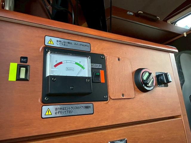 カムロード ナッツRV クレア5.3X ワンオーナー/常設リアWベッド/マルチルーム/FFヒーター/90L冷蔵庫/リアクーラー/ソーラーパネル/マックスファン/ツインサブバッテリー/社外15インチAW/電動調整ミラー/ミラーヒーター/(17枚目)