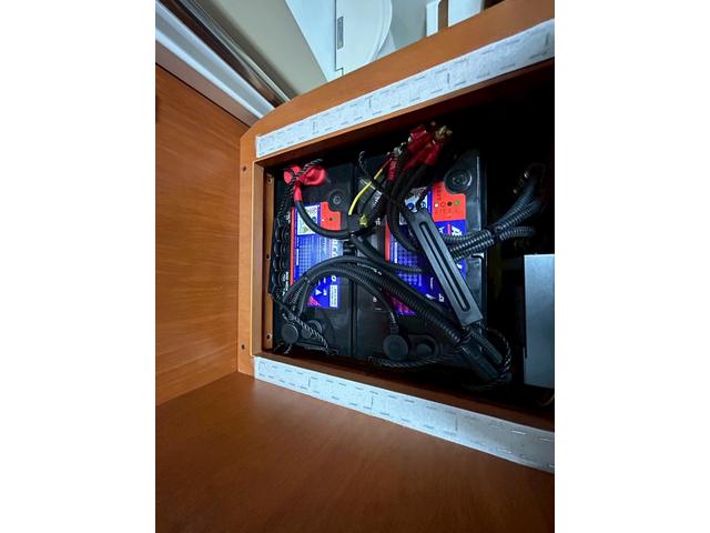 カムロード ナッツRV クレア5.3X ワンオーナー/常設リアWベッド/マルチルーム/FFヒーター/90L冷蔵庫/リアクーラー/ソーラーパネル/マックスファン/ツインサブバッテリー/社外15インチAW/電動調整ミラー/ミラーヒーター/(20枚目)