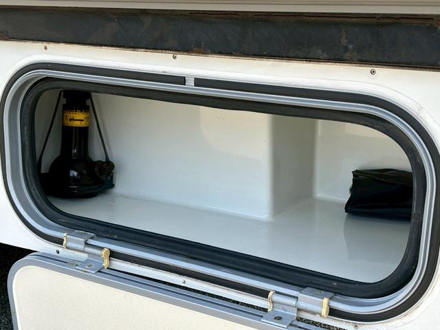 カムロード ナッツRV クレア5.3X ワンオーナー/常設リアWベッド/マルチルーム/FFヒーター/90L冷蔵庫/リアクーラー/ソーラーパネル/マックスファン/ツインサブバッテリー/社外15インチAW/電動調整ミラー/ミラーヒーター/(36枚目)