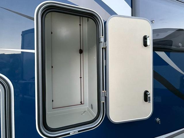 カムロード ナッツRV クレア5.3X ワンオーナー/常設リアWベッド/マルチルーム/FFヒーター/90L冷蔵庫/リアクーラー/ソーラーパネル/マックスファン/ツインサブバッテリー/社外15インチAW/電動調整ミラー/ミラーヒーター/(39枚目)