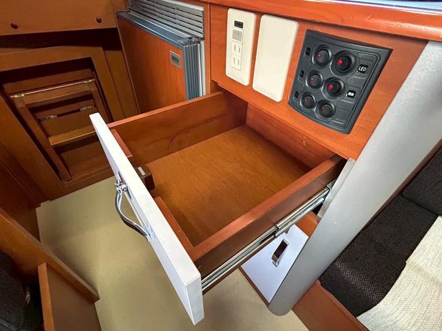 カムロード ナッツRV クレア5.3X ワンオーナー/常設リアWベッド/マルチルーム/FFヒーター/90L冷蔵庫/リアクーラー/ソーラーパネル/マックスファン/ツインサブバッテリー/社外15インチAW/電動調整ミラー/ミラーヒーター/(77枚目)