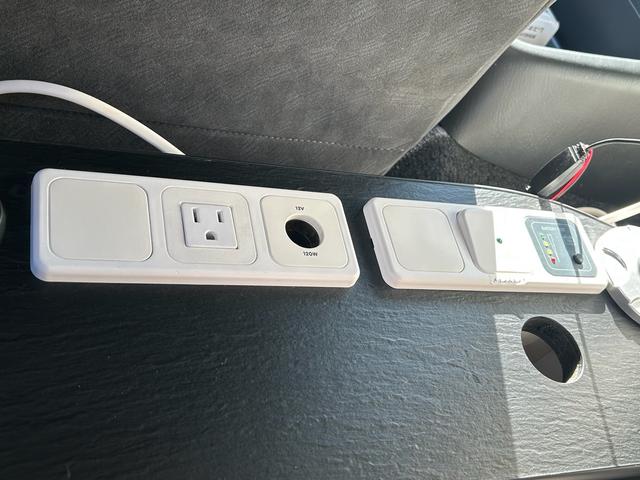 ハイエースワゴン アネックス ファミリーワゴン FFヒーター/2000Wインバーター/ソーラーパネル/サブナビ切替スイッチ/リアTV/リアスピーカー/リアクーラー/リアヒーター/社外アルミホイール/カロッツェリア製ナビ/ETC/ドラレコ/防虫ネット(11枚目)