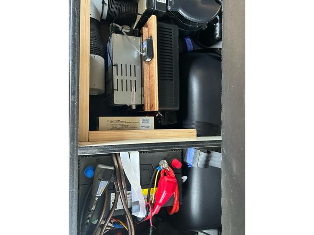 ハイエースワゴン アネックス ファミリーワゴン FFヒーター/2000Wインバーター/ソーラーパネル/サブナビ切替スイッチ/リアTV/リアスピーカー/リアクーラー/リアヒーター/社外アルミホイール/カロッツェリア製ナビ/ETC/ドラレコ/防虫ネット(13枚目)