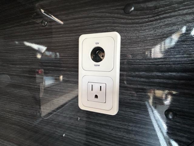 ハイエースワゴン アネックス ファミリーワゴン FFヒーター/2000Wインバーター/ソーラーパネル/サブナビ切替スイッチ/リアTV/リアスピーカー/リアクーラー/リアヒーター/社外アルミホイール/カロッツェリア製ナビ/ETC/ドラレコ/防虫ネット(57枚目)