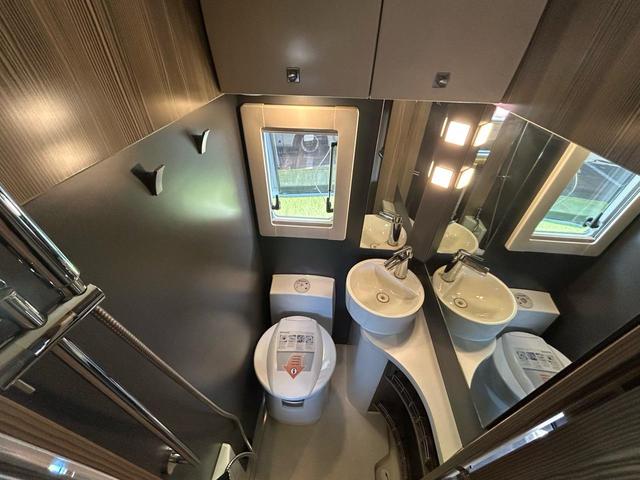 カムロード バンテック ジル520 家庭用エアコン/FFヒーター/温水ボイラー/カセットトイレ/シャワー/ソーラーパネル/1500Wインバーター/トリプルサブBT/サイドオーニング/マックスファン/85L冷蔵庫/メインサブ切替スイッチ/(13枚目)