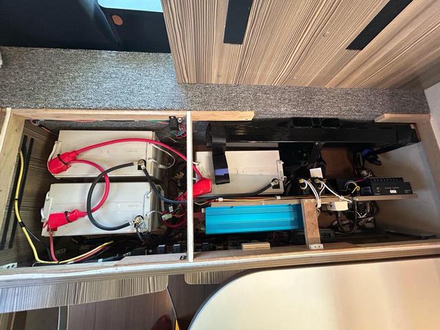 カムロード バンテック ジル520 家庭用エアコン/FFヒーター/温水ボイラー/カセットトイレ/シャワー/ソーラーパネル/1500Wインバーター/トリプルサブBT/サイドオーニング/マックスファン/85L冷蔵庫/メインサブ切替スイッチ/(23枚目)