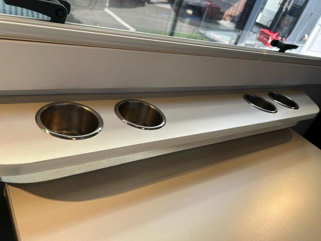 カムロード バンテック ジル520 家庭用エアコン/FFヒーター/温水ボイラー/カセットトイレ/シャワー/ソーラーパネル/1500Wインバーター/トリプルサブBT/サイドオーニング/マックスファン/85L冷蔵庫/メインサブ切替スイッチ/(65枚目)