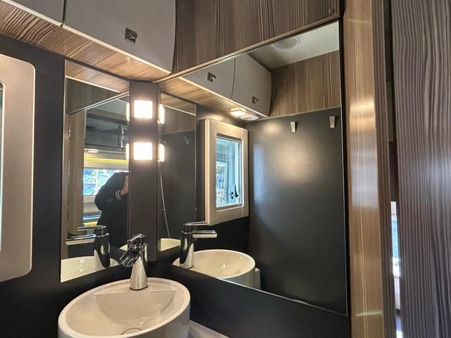 カムロード バンテック ジル520 家庭用エアコン/FFヒーター/温水ボイラー/カセットトイレ/シャワー/ソーラーパネル/1500Wインバーター/トリプルサブBT/サイドオーニング/マックスファン/85L冷蔵庫/メインサブ切替スイッチ/(70枚目)