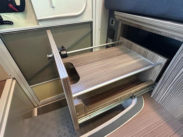 カムロード バンテック ジル520 家庭用エアコン/FFヒーター/温水ボイラー/カセットトイレ/シャワー/ソーラーパネル/1500Wインバーター/トリプルサブBT/サイドオーニング/マックスファン/85L冷蔵庫/メインサブ切替スイッチ/(77枚目)