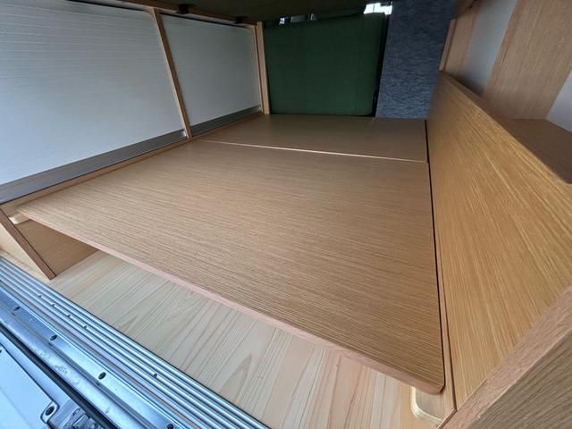 ハイエースバン トイファクトリー ベルゲングランデカーサホームエディション カーサホームエディション/全面エアロウィンドウ/常設ベッド/FFヒーター/1500Wインバーター/ツインサブBT/エアロソーラー/ナビサブ切替スイッチ/アルパイン製ナビ/レカロシート/強化ショック/(12枚目)