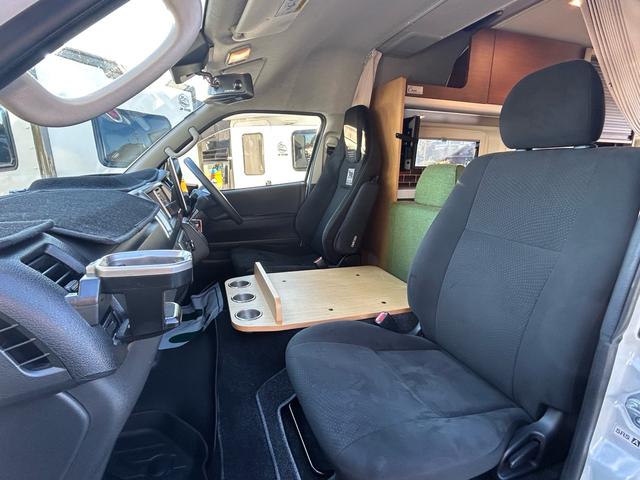 ハイエースバン トイファクトリー ベルゲングランデカーサホームエディション カーサホームエディション/全面エアロウィンドウ/常設ベッド/FFヒーター/1500Wインバーター/ツインサブBT/エアロソーラー/ナビサブ切替スイッチ/アルパイン製ナビ/レカロシート/強化ショック/(46枚目)