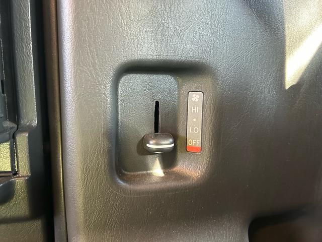 ハイエースバン トイファクトリー ベルゲングランデカーサホームエディション カーサホームエディション/全面エアロウィンドウ/常設ベッド/FFヒーター/1500Wインバーター/ツインサブBT/エアロソーラー/ナビサブ切替スイッチ/アルパイン製ナビ/レカロシート/強化ショック/(76枚目)