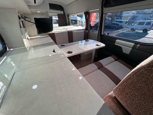 ハイエースバン キャンパー鹿児島 レムBV 家庭用エアコン/常設Wベッド/出窓仕様/CTEK走行充電器/FFヒーター/1500Wインバーター/トリプルサブBT/ソーラーパネル/マックスファン/電子レンジ/冷蔵庫/リアTV/純正Aw/TSS/(5枚目)