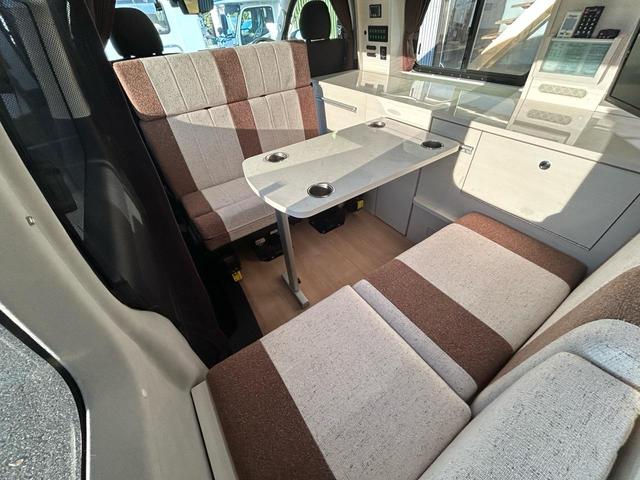 ハイエースバン キャンパー鹿児島 レムBV 家庭用エアコン/常設Wベッド/出窓仕様/CTEK走行充電器/FFヒーター/1500Wインバーター/トリプルサブBT/ソーラーパネル/マックスファン/電子レンジ/冷蔵庫/リアTV/純正Aw/TSS/(7枚目)
