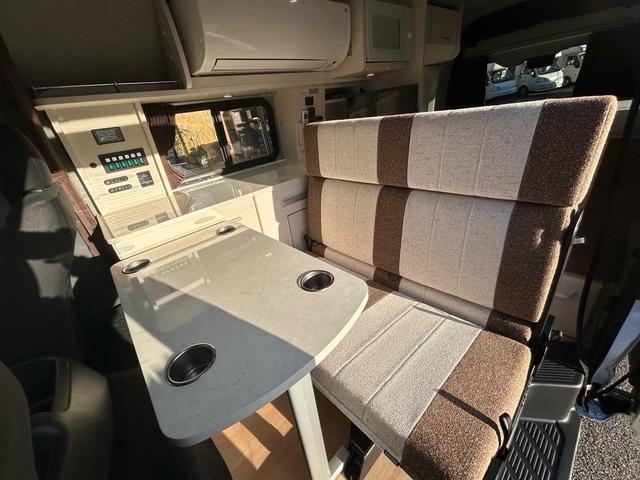 ハイエースバン キャンパー鹿児島 レムBV 家庭用エアコン/常設Wベッド/出窓仕様/CTEK走行充電器/FFヒーター/1500Wインバーター/トリプルサブBT/ソーラーパネル/マックスファン/電子レンジ/冷蔵庫/リアTV/純正Aw/TSS/(8枚目)