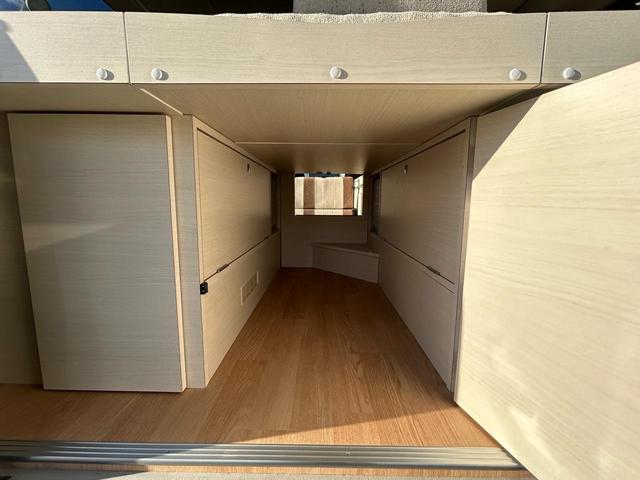 ハイエースバン キャンパー鹿児島 レムBV 家庭用エアコン/常設Wベッド/出窓仕様/CTEK走行充電器/FFヒーター/1500Wインバーター/トリプルサブBT/ソーラーパネル/マックスファン/電子レンジ/冷蔵庫/リアTV/純正Aw/TSS/(12枚目)