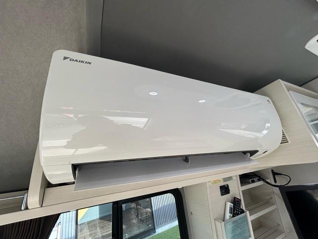 ハイエースバン キャンパー鹿児島 レムBV 家庭用エアコン/常設Wベッド/出窓仕様/CTEK走行充電器/FFヒーター/1500Wインバーター/トリプルサブBT/ソーラーパネル/マックスファン/電子レンジ/冷蔵庫/リアTV/純正Aw/TSS/(13枚目)