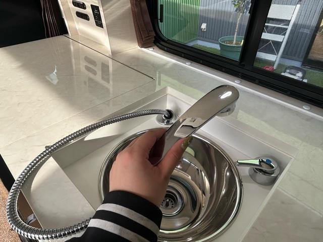 ハイエースバン キャンパー鹿児島 レムBV 家庭用エアコン/常設Wベッド/出窓仕様/CTEK走行充電器/FFヒーター/1500Wインバーター/トリプルサブBT/ソーラーパネル/マックスファン/電子レンジ/冷蔵庫/リアTV/純正Aw/TSS/(16枚目)