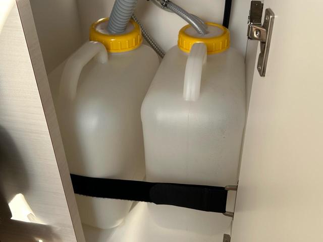 ハイエースバン キャンパー鹿児島 レムBV 家庭用エアコン/常設Wベッド/出窓仕様/CTEK走行充電器/FFヒーター/1500Wインバーター/トリプルサブBT/ソーラーパネル/マックスファン/電子レンジ/冷蔵庫/リアTV/純正Aw/TSS/(17枚目)