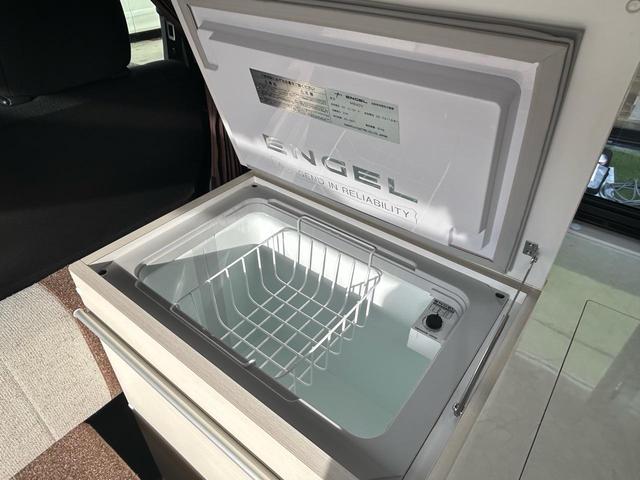 ハイエースバン キャンパー鹿児島 レムBV 家庭用エアコン/常設Wベッド/出窓仕様/CTEK走行充電器/FFヒーター/1500Wインバーター/トリプルサブBT/ソーラーパネル/マックスファン/電子レンジ/冷蔵庫/リアTV/純正Aw/TSS/(18枚目)