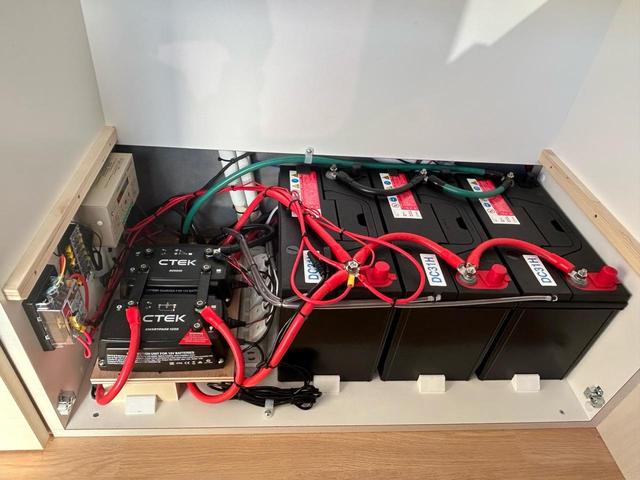 ハイエースバン キャンパー鹿児島 レムBV 家庭用エアコン/常設Wベッド/出窓仕様/CTEK走行充電器/FFヒーター/1500Wインバーター/トリプルサブBT/ソーラーパネル/マックスファン/電子レンジ/冷蔵庫/リアTV/純正Aw/TSS/(23枚目)